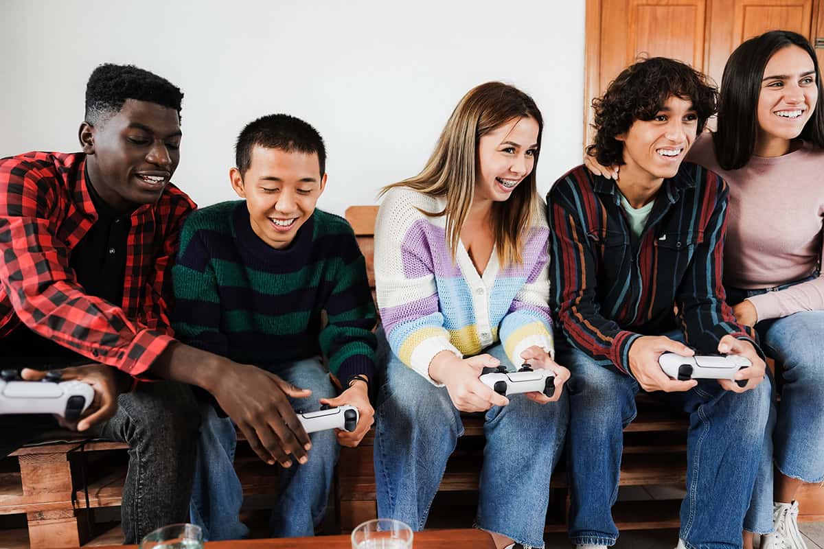 Teens who play online games perform better in school, study says